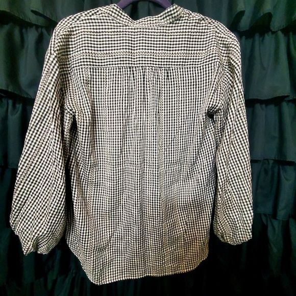 Max studio button halfway down black and white checkered shirt. Large - Picture 4 of 4